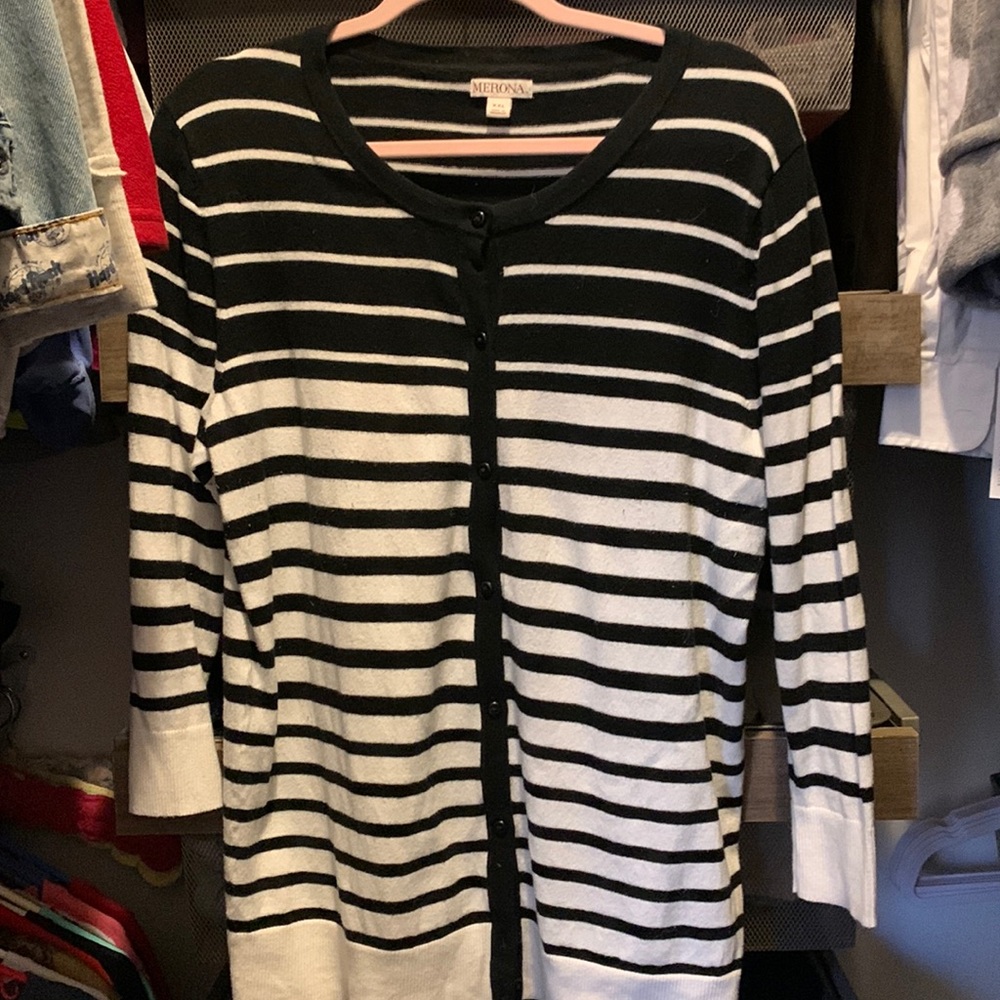 Medina cardigan black and white stripe size XXL.